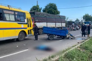 Clip ghi cảnh xe ba gác chuyển làn đột ngột bị xe ben tông trực diện