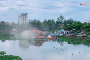 Du thuyền bốc cháy giữa trưa tại bến tàu Long An