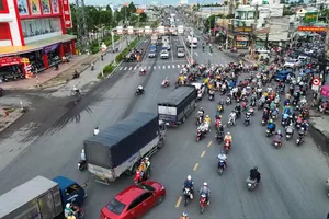 Ngã tư Long Kim cải tạo xong vẫn ùn ứ, người dân bất chấp vi phạm