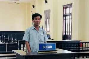 Mang 200 ngàn đồng đi đánh bài, bị phạt 3 tháng tù