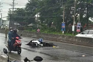 Hai cô gái tử vong sau khi ngã vào bánh xe container