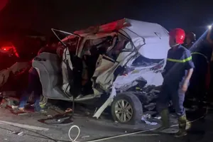 Ô tô con biến dạng sau va chạm liên hoàn trên cao tốc TP.HCM – Trung Lương