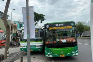 Camera ghi cảnh hai xe buýt tranh giành khách, chèn nhau trên quốc lộ 1