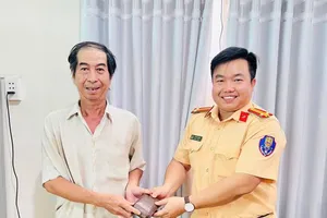 Trung tá CSGT tỉnh Tây Ninh nhặt được bóp chứa 10 triệu đồng, tìm người trả lại