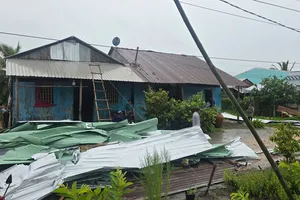 Tây Ninh: Một người bị thương, hàng chục căn nhà tốc mái sau dông lốc