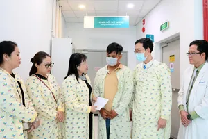 Bác sĩ nỗ lực giành giật sự sống cho hai cháu bé bị cha ruột phóng hỏa