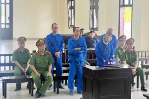 Làm giả giấy tờ chiếm đoạt hàng tỷ đồng, 5 bị cáo lãnh án 92 năm tù