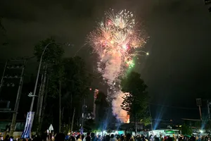 Hàng ngàn người dân Tây Ninh nô nức xem bắn pháo hoa Quốc khánh 2-9