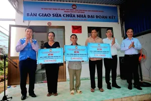 Đoàn công tác TP.HCM thăm, động viên cán bộ, chiến sĩ và nhân dân Côn Đảo