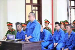 Hơn 200 năm tù cho băng nhóm đặt bẫy chông đinh chặn cướp thuốc lá lậu