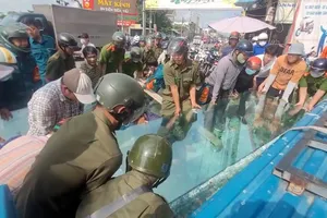 Đang bốc dỡ kính, hai người đàn ông ở Tây Ninh bị đè bất tỉnh