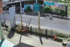 Bé trai 11 tuổi bị giật 140 tờ vé số, té ngã khi đạp xe đuổi theo