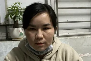 Bắt người phụ nữ giả vờ mua rồi giật vé số của bé trai 11 tuổi