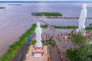 Độc đáo ngôi chùa Núi Nổi giữa nước lũ miền Tây