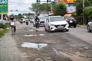 Người dân ven Quốc lộ 62: “Xin đừng chấp vá nữa”