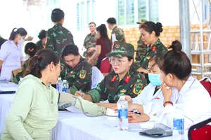 Quân y Việt Nam - Campuchia khám, cấp thuốc miễn phí người dân vùng biên Tây Ninh.