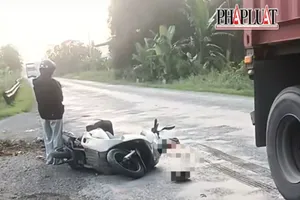 Lại sụp ổ gà trên Quốc lộ 62, 1 người tử vong sau va chạm với container