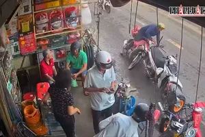 Phẫn nộ clip người đàn ông bị đạp ngã ra đường trước khi ô tô lao tới