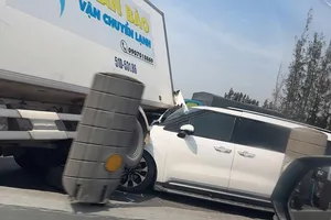 6 ô tô va chạm liên hoàn, cao tốc TP.HCM - Trung Lương bị ùn ứ kéo dài