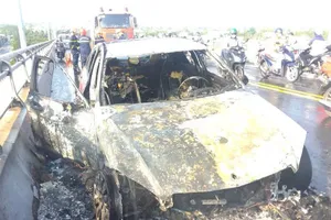 Ô tô bốc cháy dữ dội trên cầu Rạch Miễu