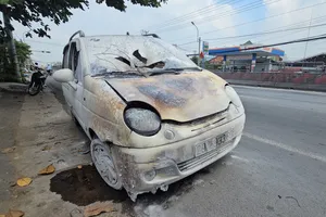 Ô tô bất ngờ bốc cháy dữ dội trước cây xăng trên quốc lộ 1