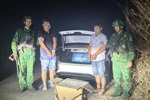 Tây Ninh: Bắt hai người dùng ô tô vận chuyển gần 420 kg pháo lậu