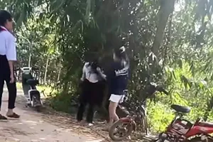 Hai nữ sinh lớp 9 ép nữ sinh lớp 7 rồi đăng lên mạng xã hội