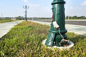 Dự án bờ kè 300 tỉ đồng ven sông Vàm Cỏ Tây bị “xẻ thịt” trụ đèn chiếu sáng