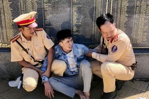 Chạy xe ngược chiều, thanh niên ném bóp chứa ma túy để tẩu thoát