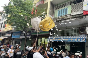 TP.HCM: Biển người tranh nhau giựt "giật cô hồn" rằm tháng 7 