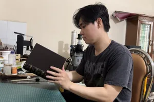 Anh Đinh Văn Tài hiện đang làm công việc đóng bìa sách theo phong cách châu Âu tại TP.Biên Hòa.