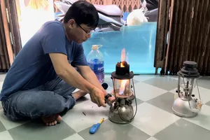 Anh Phan Thanh Trung đang khởi động đèn Măng xông.