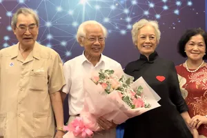 GS Hồ Ngọc Đại chụp ảnh lưu niệm cùng bạn bè, thân hữu.