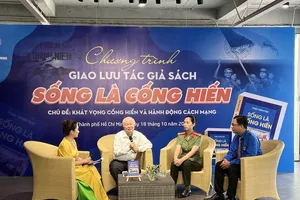 Đồng chí Phạm Chánh trực giao lưu với khách mời tại buổi ra mắt sách "Sống và cống hiến".