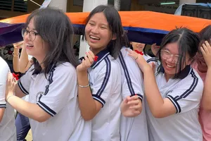 Học sinh trường THPT Chuyên Trần Đại Nghĩa tham gia trò chơi vào ngày khai giảng năm học 2023-2024.