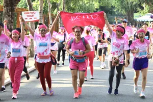 Thành viên tham gia Giải chạy Hồng vì bệnh nhân ung thư vú. 