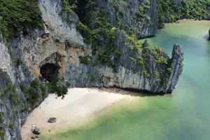 Đến Vịnh Hạ Long, không thể bỏ qua Đảo Thủng