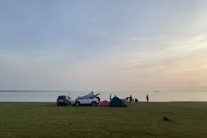 Dân phượt thích thú cắm trại ở hồ Dầu Tiếng