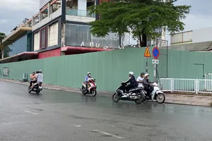 TP.HCM: Bất chấp biển cấm, nhiều người vẫn lưu thông ngược chiều