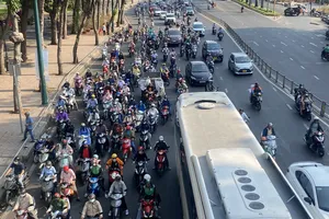 Ai cũng hối hả, nhiều tuyến đường ở TP.HCM ùn ứ những ngày cận Tết