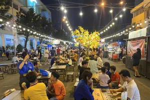 Phố ẩm thực Phan Xích Long nhộn nhịp hơn sau 1 tháng khai trương