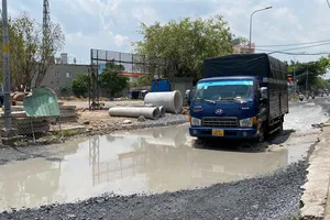 Một tuyến đường ở Hóc Môn sắp hết cảnh ngập, ổ voi