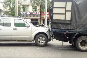 Thắng gấp tránh cô gái ngã xuống đường, 3 xe tông liên hoàn