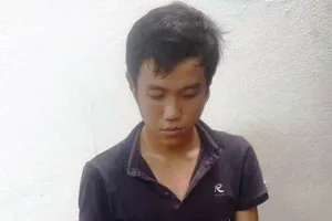 Bám sát thiếu niên đi xe đạp đến đường vắng để giật dây chuyền