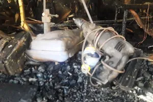 Xưởng gỗ bị thiêu rụi lúc rạng sáng