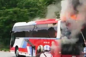 Xe du lịch bốc cháy, hàng chục người nước ngoài bung chạy