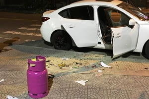 Đập phá ô tô, cướp xe máy sau khi rời quán bar