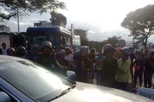 Cảnh sát chặn bắt cô gái lái Mercedes lạng lách trên đường