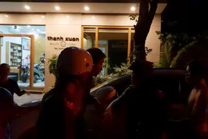 1 người Hàn Quốc vào ô tô của nguyên phó giám đốc sở