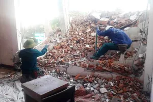 Đà Nẵng: Dỡ khách sạn khiến sập tường nhà dân